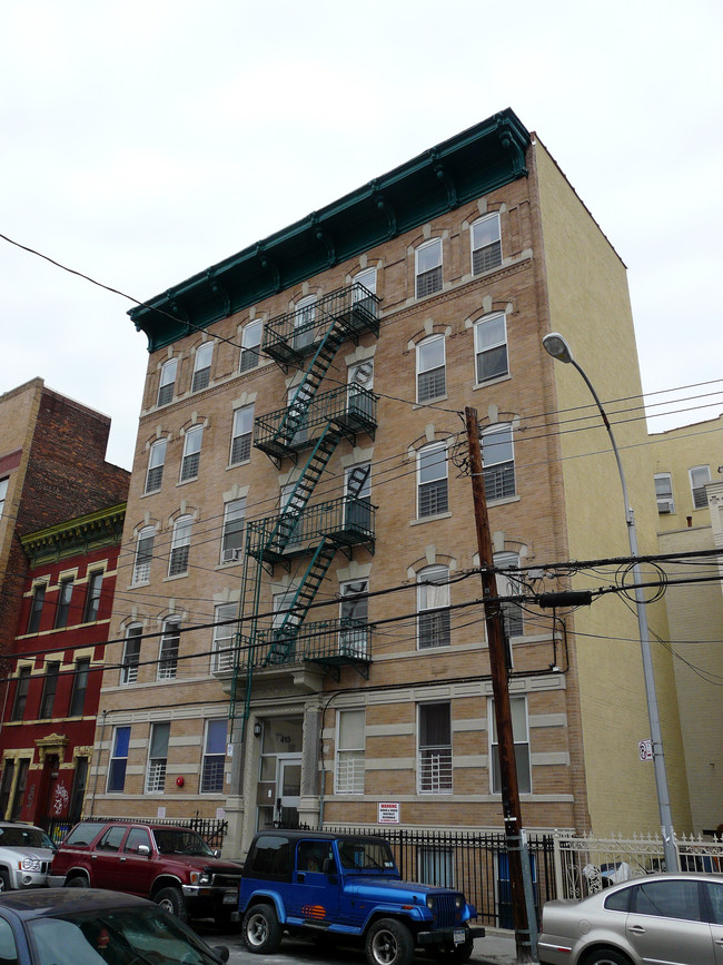 415 E 154th St in Bronx, NY - Foto de edificio - Building Photo