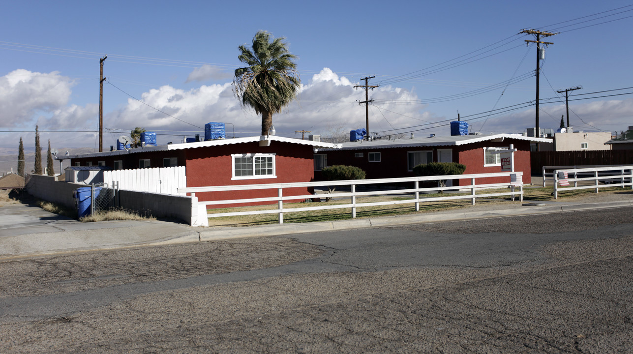 115 W Grace St in Barstow, CA - Building Photo