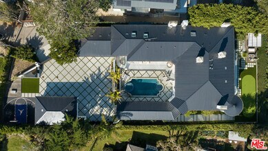 7052 Dume Dr in Malibu, CA - Building Photo - Building Photo