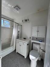 18020 Collins St in Encino, CA - Foto de edificio - Building Photo