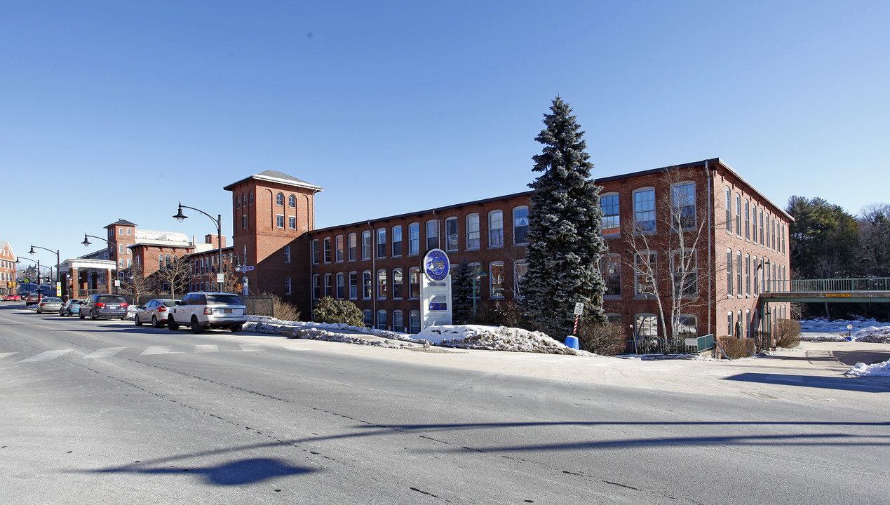 Rivermoon Landing in Newmarket, NH - Foto de edificio