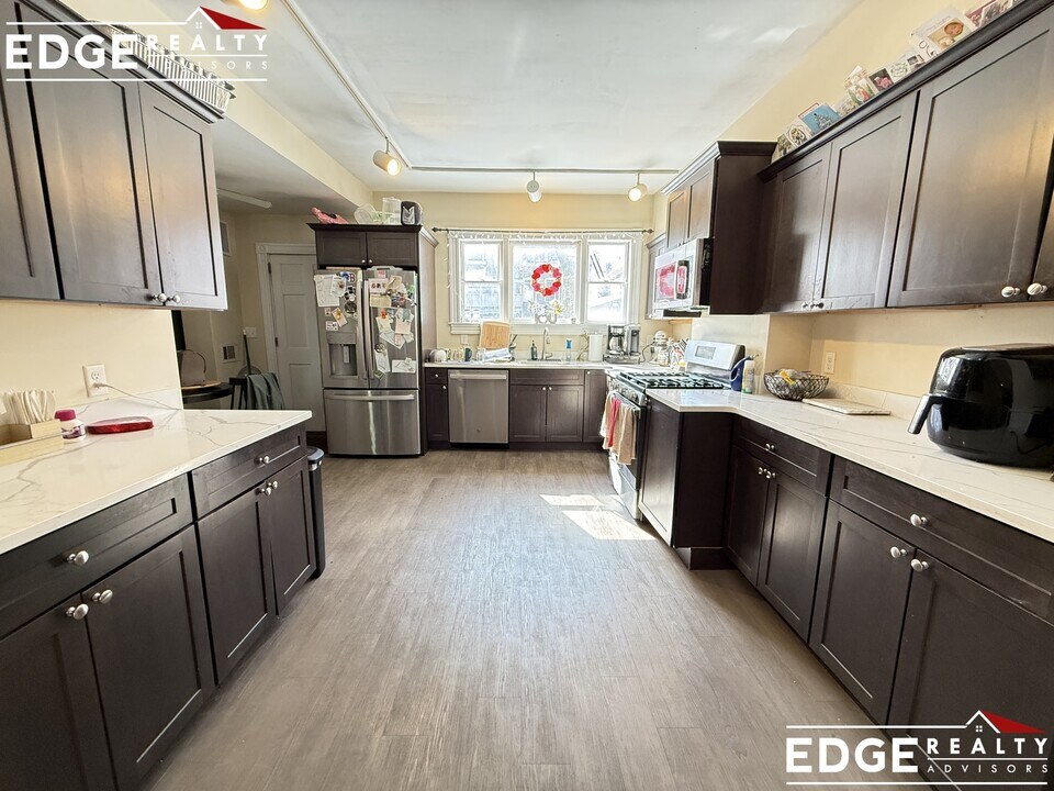 10 Woodmont St in Boston, MA - Building Photo