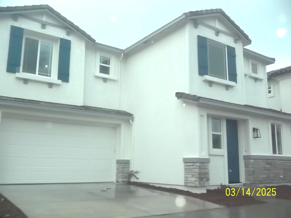 401 Caravaggio Cir in Sacramento, CA - Building Photo