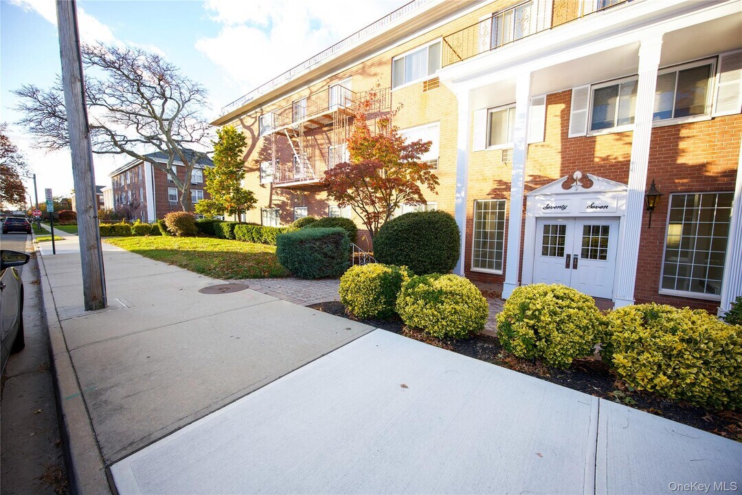 77 Lenox Rd in Rockville Centre, NY - Building Photo