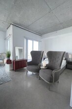 10 SW South River Dr, Unit 1010 in Miami, FL - Foto de edificio - Building Photo