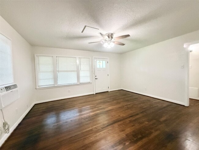 824 S Anderson St in Angleton, TX - Building Photo - Building Photo