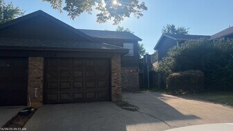 1419 Palmnold Cir W in Fort Worth, TX - Building Photo