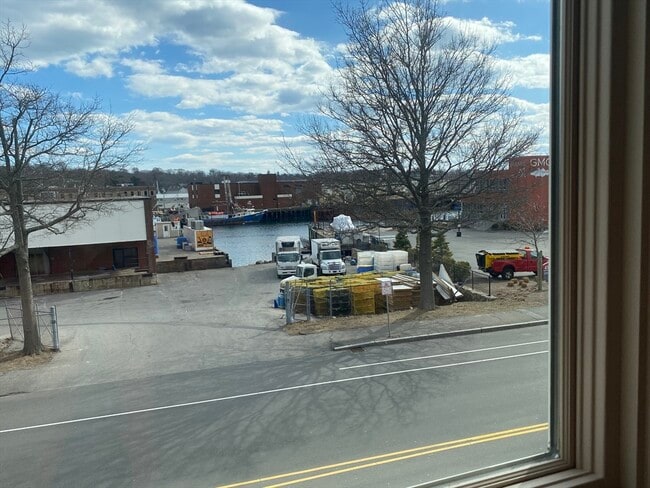 374 Main St, Unit 2 in Gloucester, MA - Building Photo - Building Photo