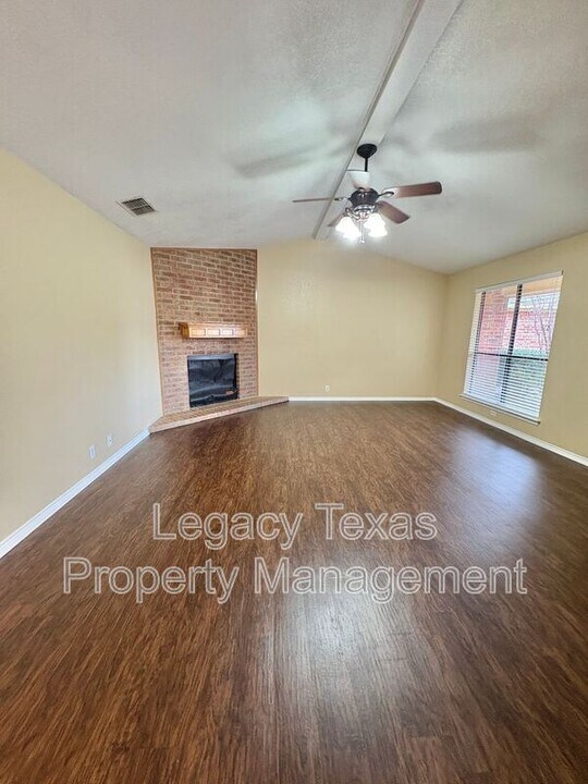 1208 Lindsey Ln in Cleburne, TX - Building Photo