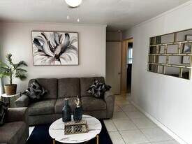Albores Apartments in Edinburg, TX - Building Photo