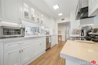 5301 Balboa Blvd in Los Angeles, CA - Building Photo - Building Photo