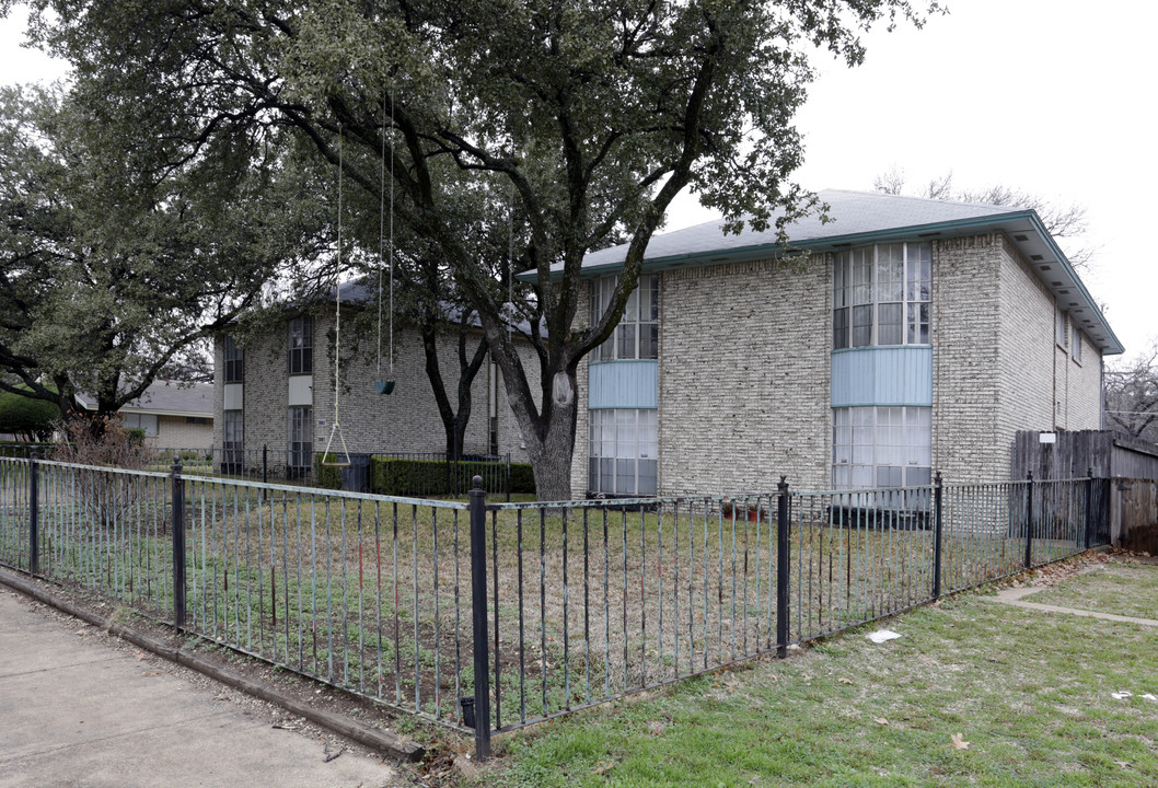 Lourdes Place in Dallas, TX - Building Photo