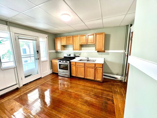 70 Maple St in Chicopee, MA - Building Photo - Building Photo