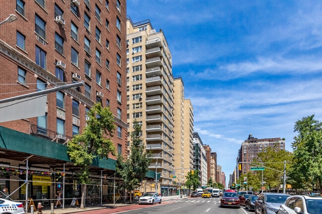 245 E 19th St in New York, NY - Foto de edificio - Building Photo