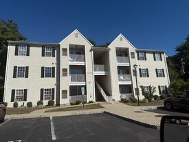 Woods at King George Apartments in Green Brook, NJ - Building Photo