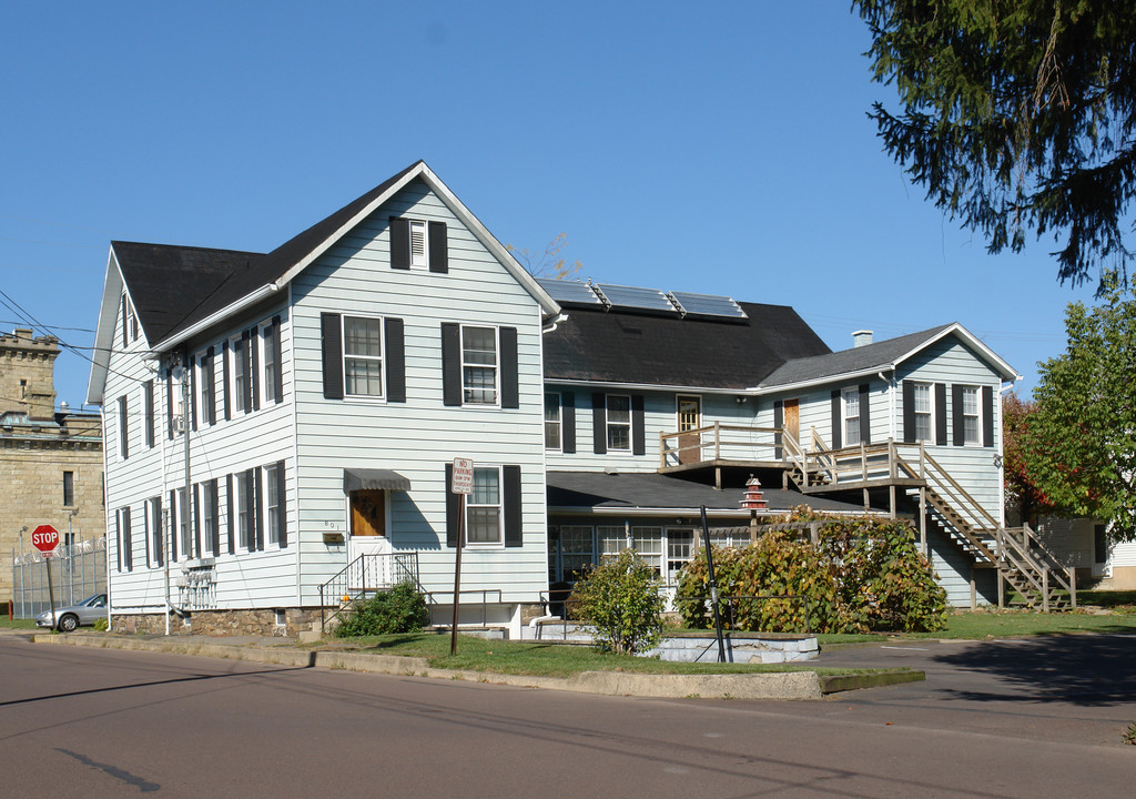 100-102 E 8th St in Bloomsburg, PA - Building Photo