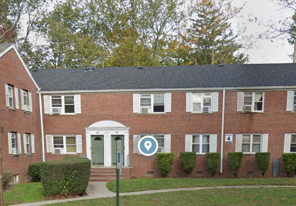32B Carolyn Ter, Unit 32B Carolyn Terrace in Roselle, NJ - Foto de edificio