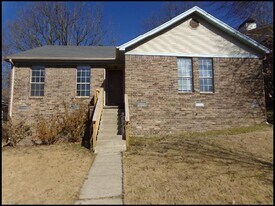 8 Forest Cir in Little Rock, AR - Building Photo