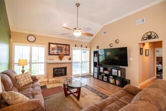 7911 Hidden Oaks Ln in Houston, TX - Building Photo - Building Photo