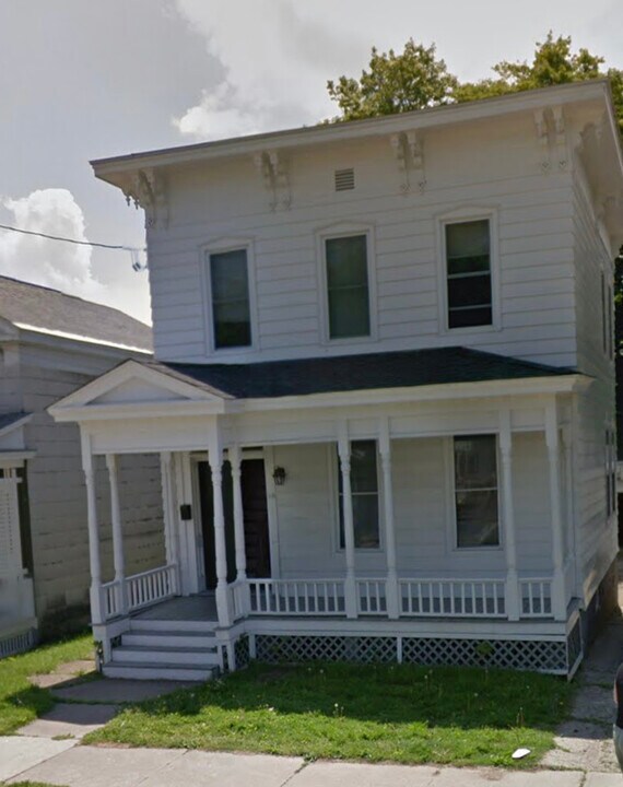 68 W Mohawk St, Unit 68 West Mohawk Street in Oswego, NY - Building Photo