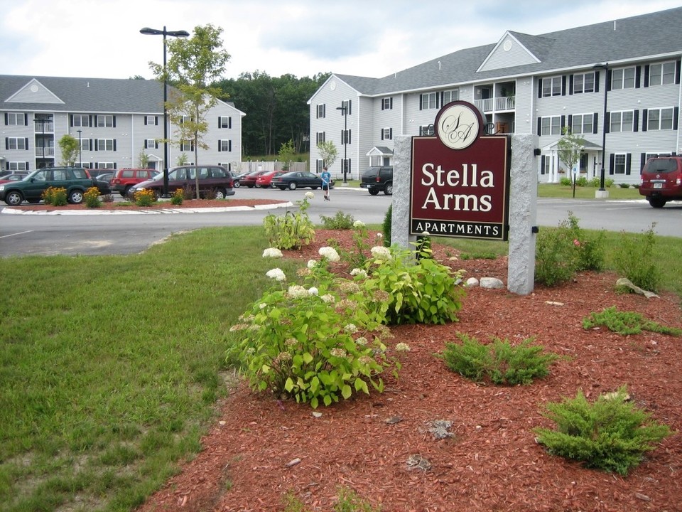 Stella Arms in Manchester, NH - Building Photo