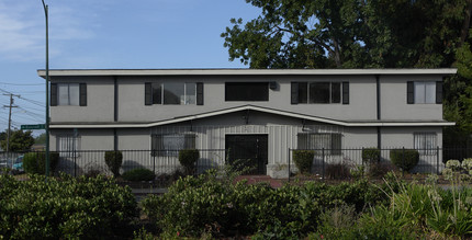 8451 Bancroft Ave in Oakland, CA - Building Photo - Building Photo