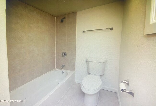 1404 E 11th Ave, Unit B in Anchorage, AK - Building Photo - Building Photo