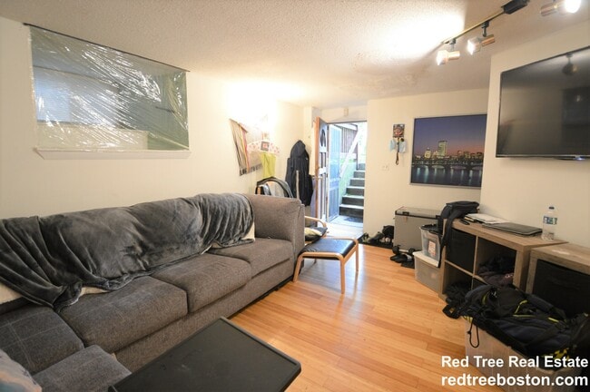 21 Kinross Rd, Unit 1 in Boston, MA - Foto de edificio - Building Photo