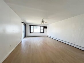 30 Castle Ln in Levittown, NY - Building Photo - Building Photo