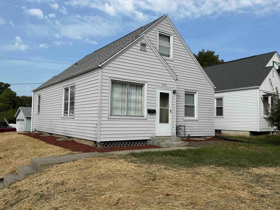 9732 W Lincoln Ave in West Allis, WI - Building Photo