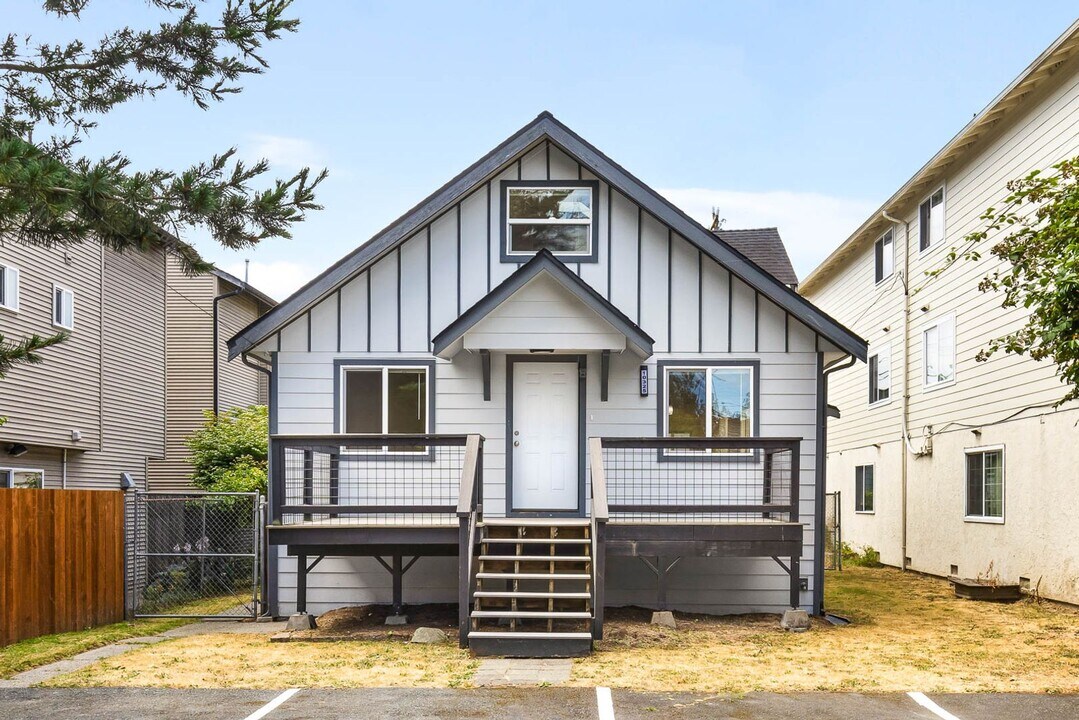 10325 Midvale Ave N in Seattle, WA - Foto de edificio