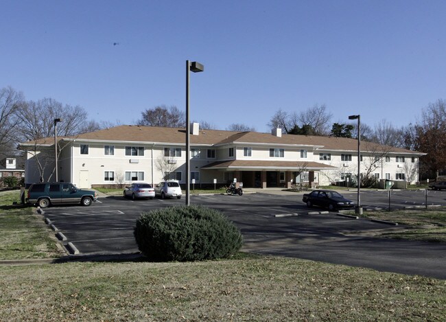 McCullough Place in Memphis, TN - Foto de edificio - Building Photo