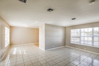 650 W Campus Cir in Fort Lauderdale, FL - Building Photo - Building Photo