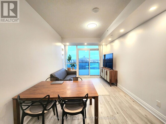 7165-7165 Yonge St in Vaughan, ON - Building Photo - Building Photo