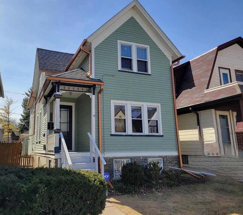2973 S Kinnickinnic Ave in Milwaukee, WI - Building Photo