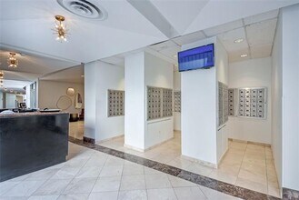 6211 W Northwest Hwy in Dallas, TX - Building Photo - Building Photo
