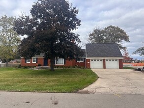 7987 State St in Brighton, MI - Foto de edificio - Building Photo