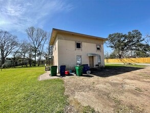 1125 N Valderas St in Angleton, TX - Foto de edificio - Building Photo