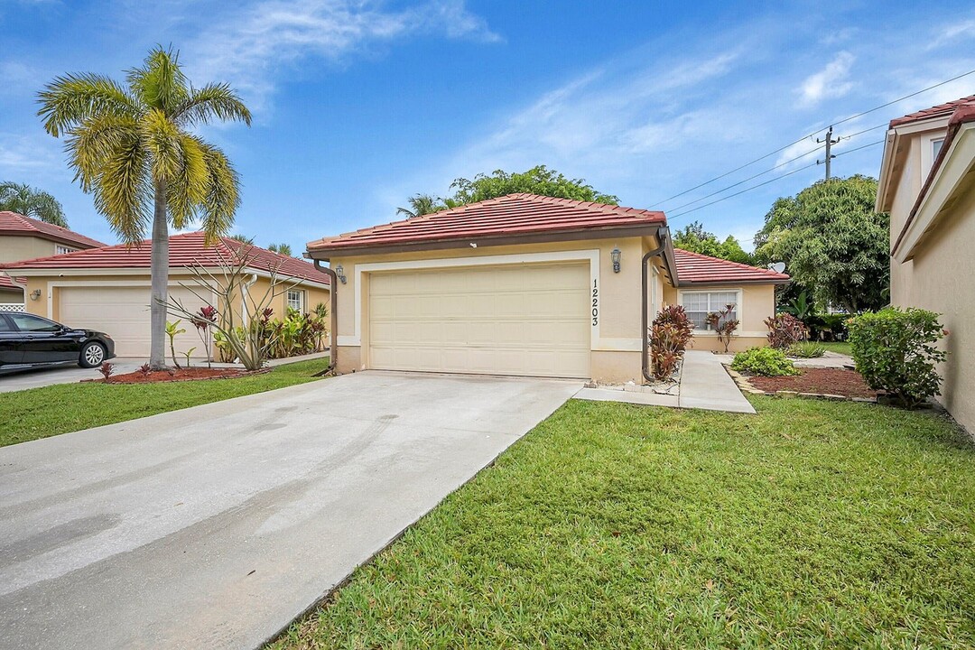 12203 Brisbane Ln in Wellington, FL - Building Photo