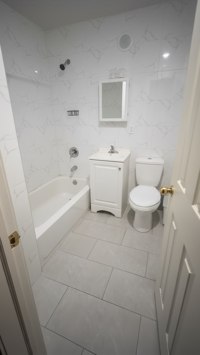 34-16 58th St, Unit 4 in Queens, NY - Building Photo - Building Photo