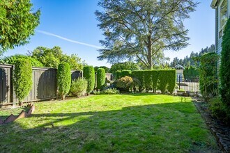 242 W Lake Sammamish Pkwy SE in Bellevue, WA - Building Photo - Building Photo
