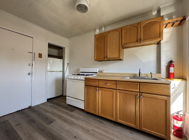 141 Lembeck Ave, Unit 3