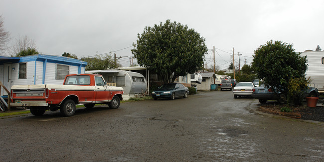 Gilley's Trailer Park in Roseburg, OR - Foto de edificio - Building Photo