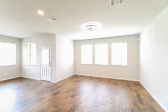 1744 Yaupon Trail Ct in Alvin, TX - Building Photo - Building Photo