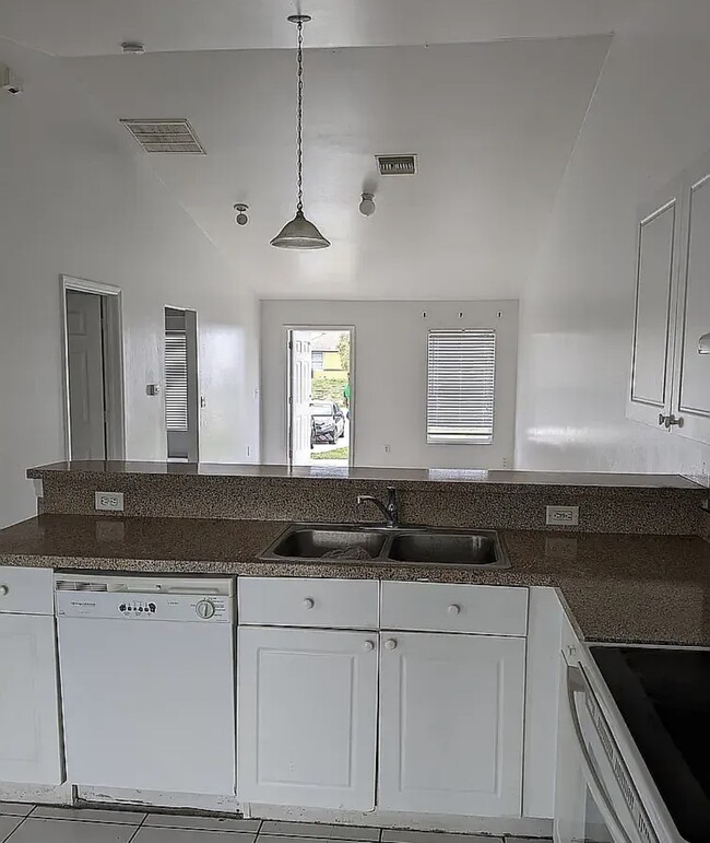 1031 Abrams Blvd, Unit One side duplex in Lehigh Acres, FL - Building Photo - Building Photo