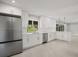 8081 SW 139th Ter in Palmetto Bay, FL - Building Photo - Building Photo