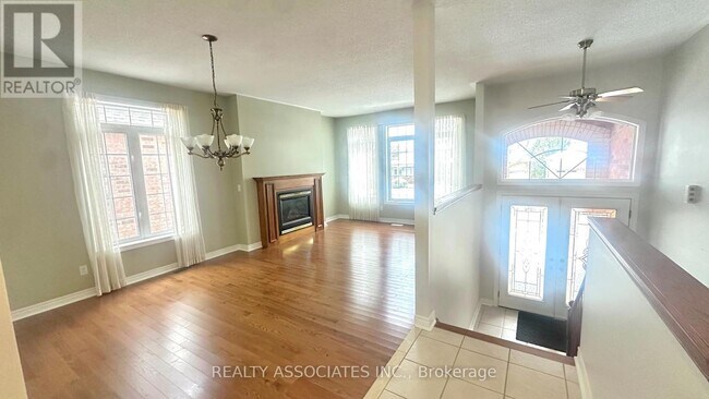 1076 Broughton Ln in Newmarket, ON - Building Photo - Building Photo