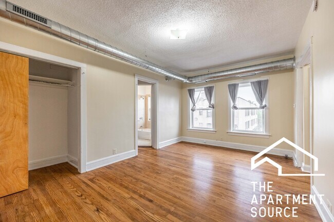 2712 N Milwaukee Ave, Unit 307 in Chicago, IL - Foto de edificio - Building Photo