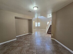 1602 W Ave H4 in Lancaster, CA - Foto de edificio - Building Photo