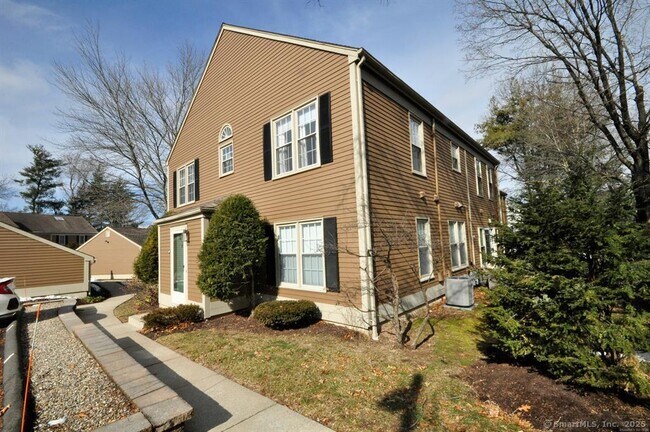 37 Newberry Ln in Glastonbury, CT - Building Photo - Building Photo
